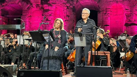 Z­ü­l­f­ü­ ­L­i­v­a­n­e­l­i­ ­v­e­ ­M­a­r­i­a­ ­F­a­r­a­n­t­o­u­r­i­­d­e­n­ ­A­t­i­n­a­­d­a­ ­k­o­n­s­e­r­